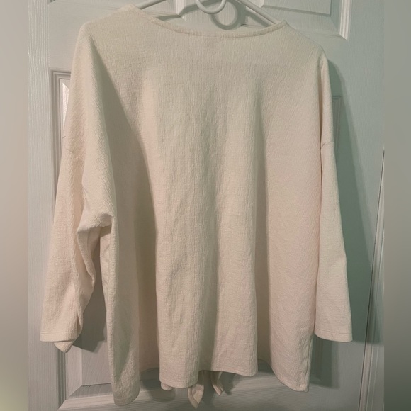 Off white 3/4 length blouse, tie in front. Lightly worn - Picture 4 of 4